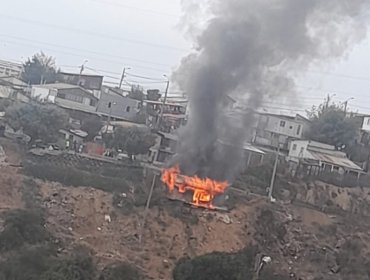 Incendio estructural con peligro de propagación consume una vivienda en cerro Rodelillo en Valparaíso