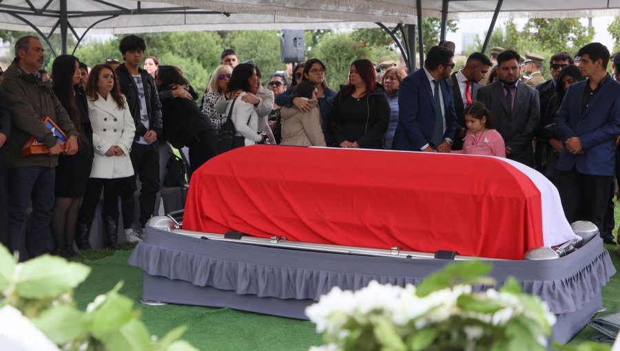 Con disparos de salva y toque de silencio fue despedido el mayor Sánchez en íntimo funeral en Pudahuel