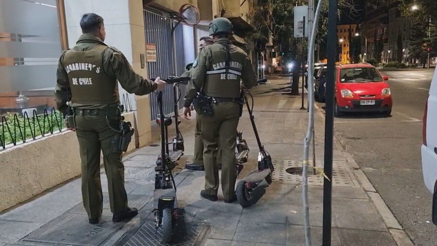 Atrapan a banda de asaltantes que operaba en scooters en el centro de Santiago: Uno de los detenidos saltó de un tercer piso para escapar