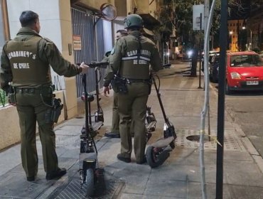 Atrapan a banda de asaltantes que operaba en scooters en el centro de Santiago: Uno de los detenidos saltó de un tercer piso para escapar