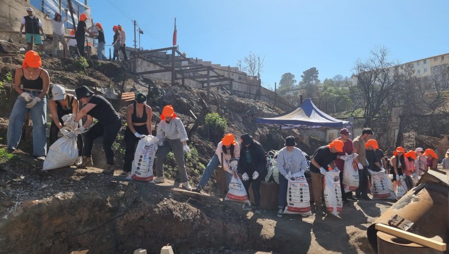 Estudiantes de Arquitectura y Diseño de la UC de Valparaíso apoyan a damnificados del megaincendio en Viña