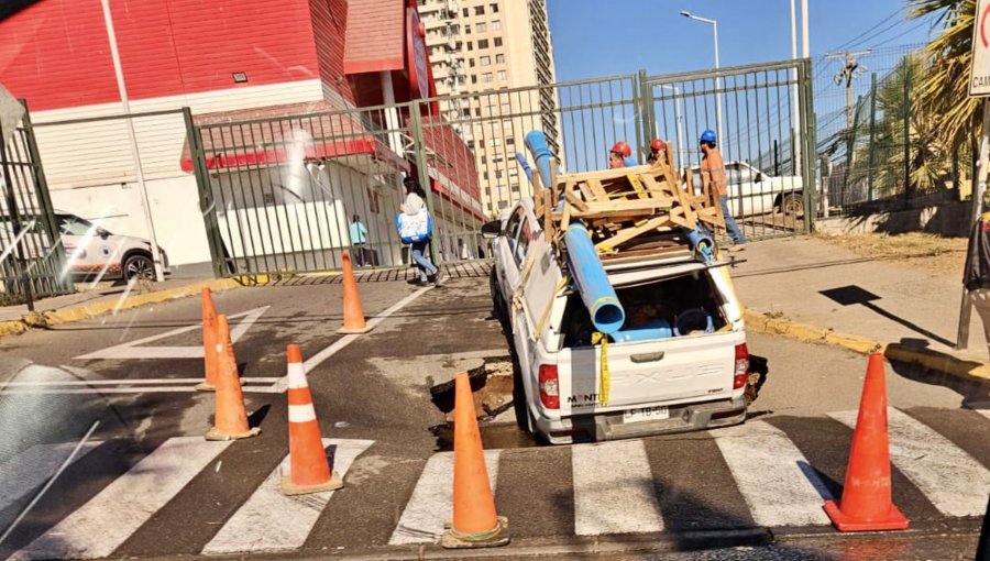 Nueva rotura de matriz en Concón provoca el hundimiento de camioneta en la Av. Magallanes