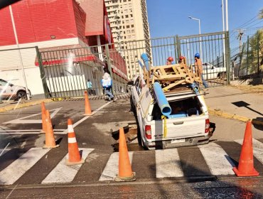 Nueva rotura de matriz en Concón provoca el hundimiento de camioneta en la Av. Magallanes