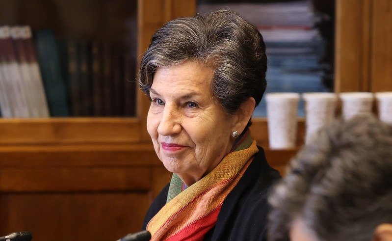 Senadora Allende presenta iniciativa que permite que se incorporen tecnologías para facilitar el acceso a la información de medicamentos