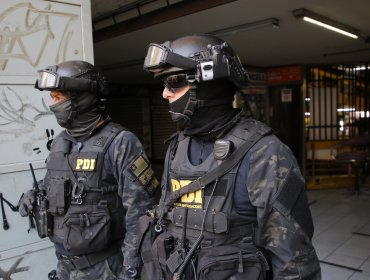 Allanan edificio del centro de Santiago y encuentran armas utilizadas en delitos en sector oriente
