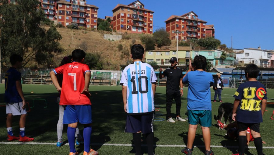 Clubes de fútbol de Valparaíso reciben subvención para mejorar sedes e indumentarias