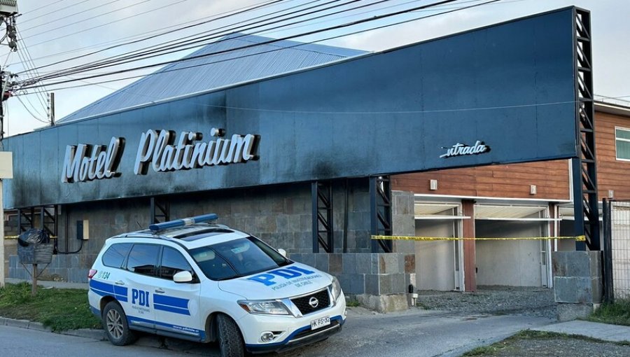 Hallan cadáver de un hombre apuñalado al interior del Motel Platinium de Punta Arenas