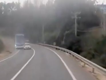 Registran violenta colisión frontal entre un vehículo menor y un bus en ruta que une Concón y Quintero