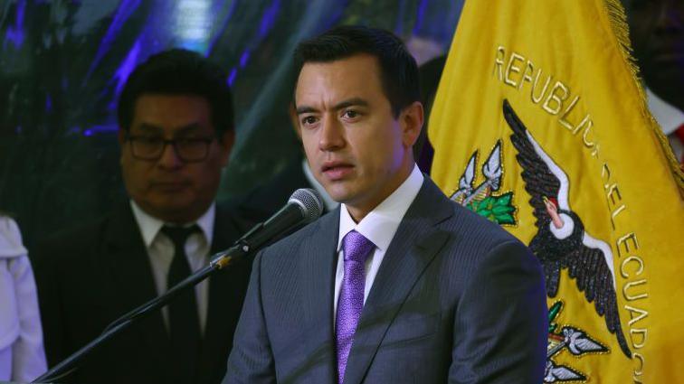 Ecuatorianos respaldan nuevas medidas de seguridad planteadas por el presidente Noboa en medio de "conflicto armado interno"