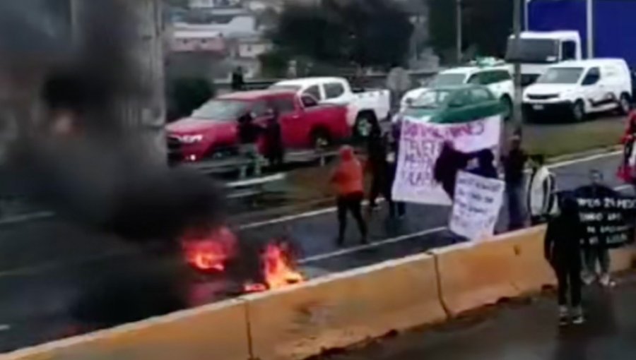 Damnificados del megaincendio de Viña del Mar interrumpen el tránsito encendiendo barricadas en el Camino Internacional