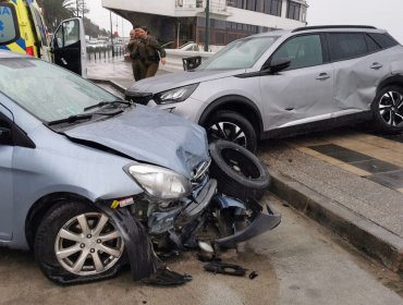 Colisión por alcance complica el tránsito en avenida La Marina de Viña del Mar