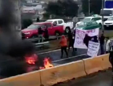 Damnificados del megaincendio de Viña del Mar interrumpen el tránsito encendiendo barricadas en el Camino Internacional