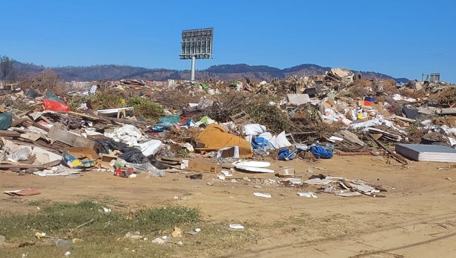 Damnificados del megaincendio juntan firmas para presentar demanda colectiva y denuncian vertedero en ex zona de acopio en Quilpué