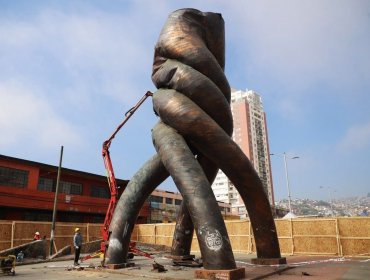 Comenzó el desarme del simbólico Monumento a la Solidaridad de la avenida Argentina de Valparaíso