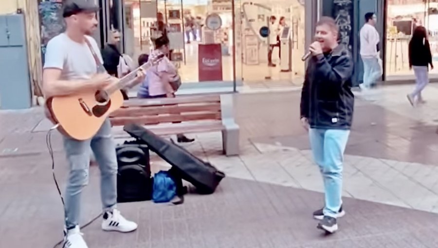 Paolo Meneguzzi sorprendió a sus fans montando un show en pleno centro de Santiago