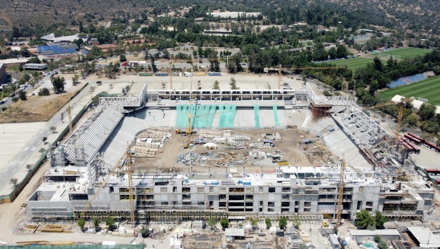 Universidad Católica sella alianza con gigante coreana para dotar al nuevo estadio de 150 pantallas de última tecnología