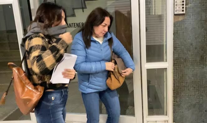Decretan arresto domiciliario nocturno para madre de Camila Polizzi tras ser formalizada por el delito de lavado de activos