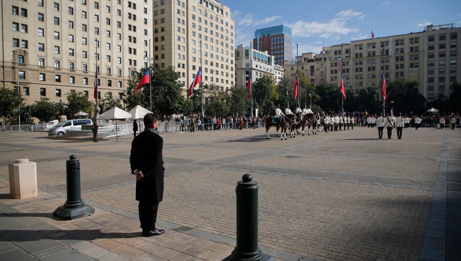 Presidente Boric asiste a minuto de silencio de Guardia de Palacio por triple homicidio de carabineros en Cañete