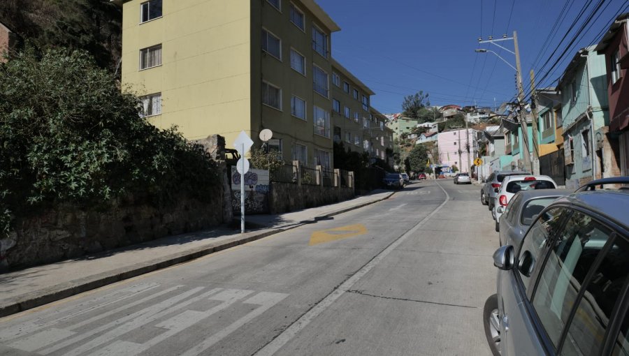 Obras en calle José Tomás Ramos de Valparaíso incluyó reparación de 1.200 metros de calzada e instalación de elementos de seguridad