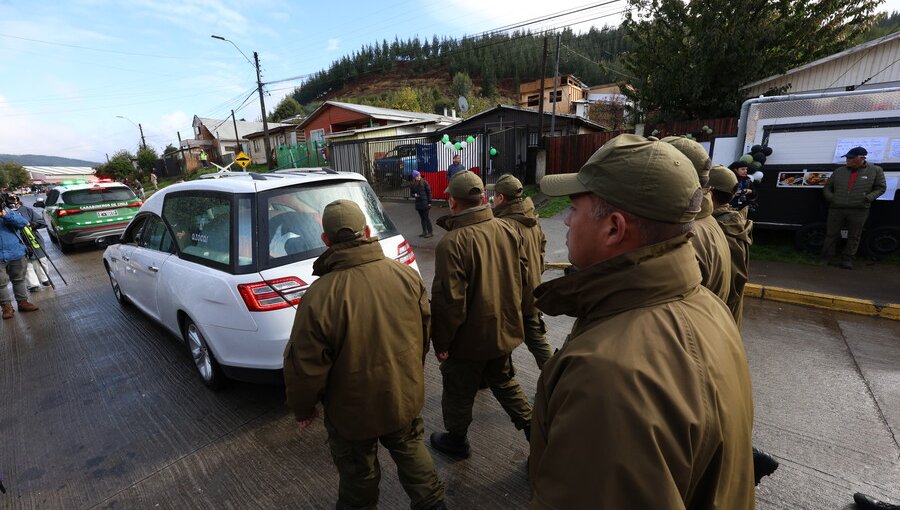 Presidente Boric asiste a funeral de uno de los tres carabineros asesinados en Cañete