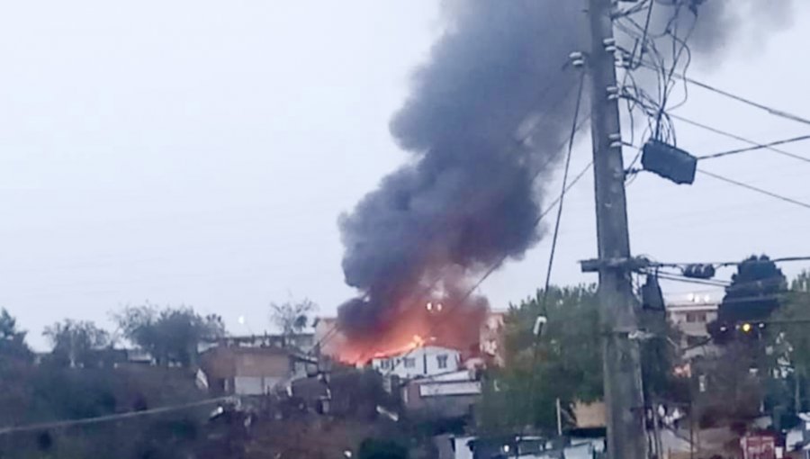 Incendio consumió una casa de material ligero en Rodelillo: Bomberos de Valparaíso debió extremar precauciones por riña en la zona