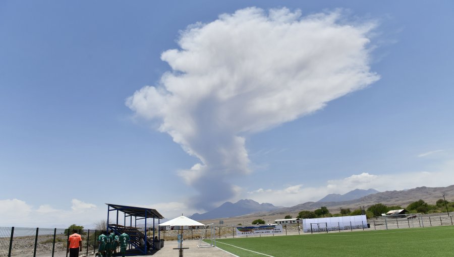 12.000 evacuados por temor a tsunami tras erupciones de volcán en Indonesia