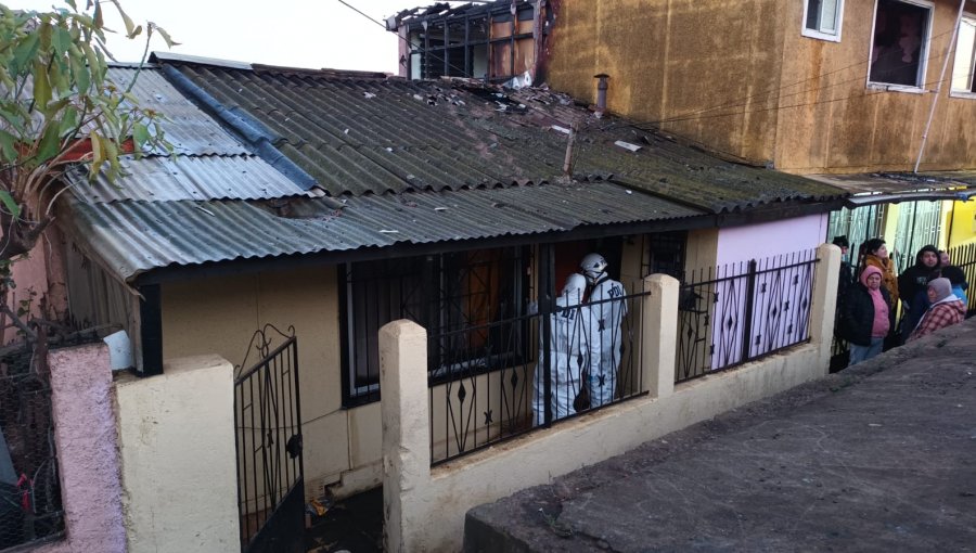 Macabro hallazgo en Valparaíso: Mujer de 68 años es encontrada sin vida tras el incendio de una casa en el cerro Playa Ancha