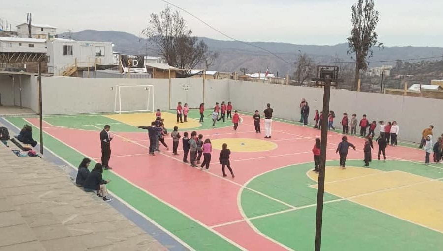 Directora de escuela viñamarina afectada por el megaincendio desmiente abandono denunciado por Iván Poduje en programa