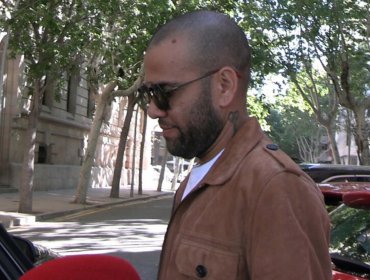 Dani Alves es recibido con gritos de “violador” al comparecer en tribunal de España