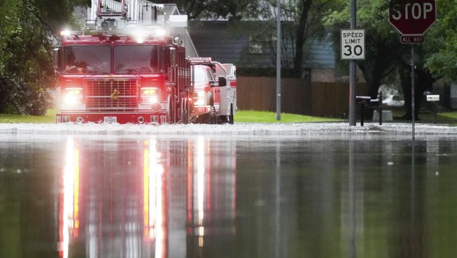 Ordenan evacuar gran parte de Houston ante ola de inundaciones por lluvias en Estados Unidos