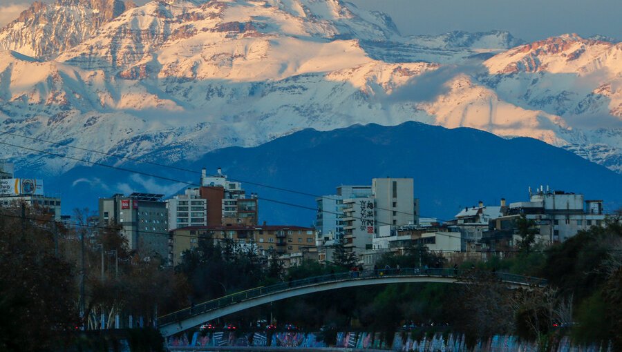 Expectación generan las nevadas que llegarán este martes a la Región Metropolitana