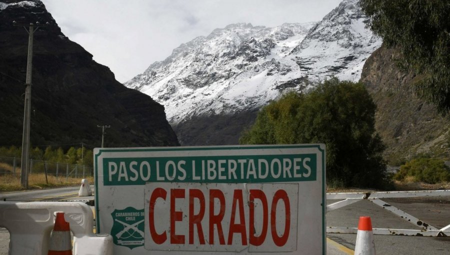 Pronóstico de fuertes nevadas obligan a cerrar el paso fronterizo Los Libertadores