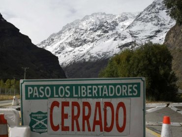 Pronóstico de fuertes nevadas obligan a cerrar el paso fronterizo Los Libertadores