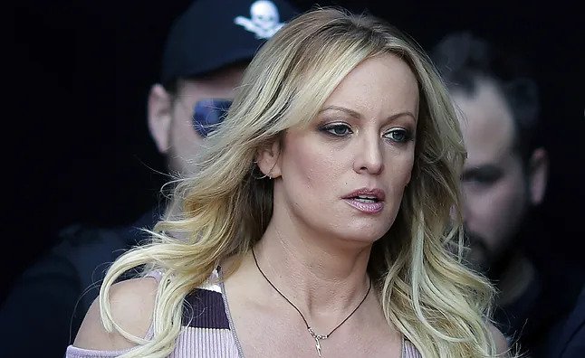 El tenso interrogatorio de la defensa de Trump a la actriz porno Stormy Daniels en juicio al expresidente en Nueva York
