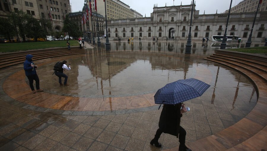 Activan Código Azul y emiten alerta preventiva por bajas temperaturas y lluvias para la Región Metropolitana