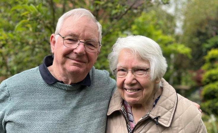 La inspiradora historia de una pareja británica de 80 años que ha cuidado a más de 150 niños y que aún no tiene planes de jubilarse