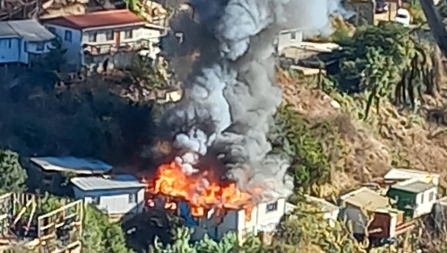 Incendio estructural destruye por completo una vivienda en Viña del Mar