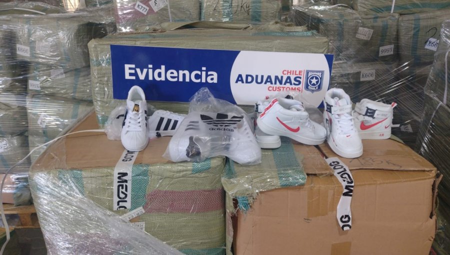 Aduanas incauta más de 70 mil perfumes y 6 mil pares de zapatillas falsas: cargamentos arribaron desde puertos asiáticos