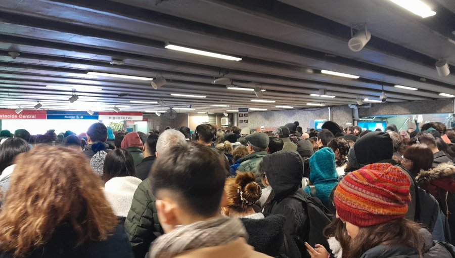 Metro de Santiago registra falla de alto impacto en gran parte de su Línea 1