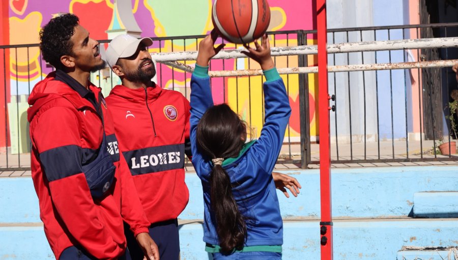 Lanzan taller de basquetbol inclusivo en Escuela Especial Renacimiento de Quilpué