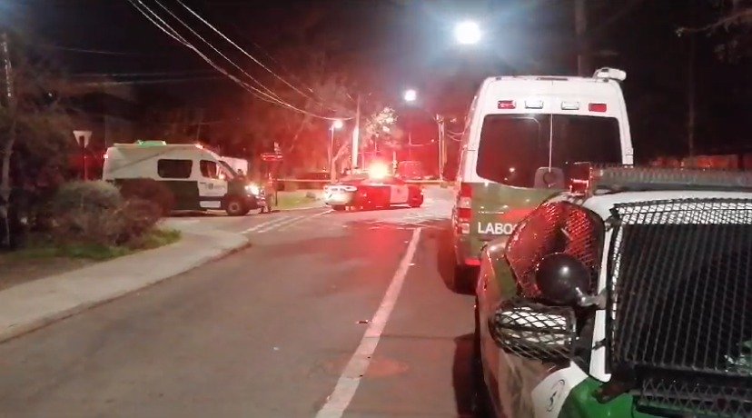 Asaltantes roban auto y arma institucional a carabinero en encerrona en Ñuñoa