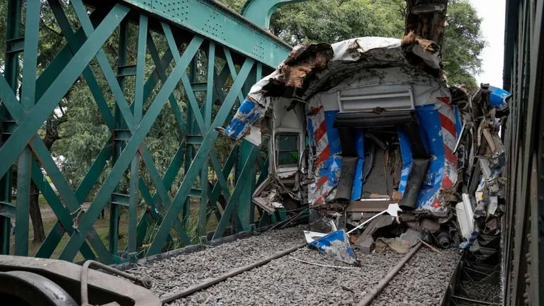 Al menos 100 personas heridas deja colisión entre dos trenes en el barrio de Palermo en Argentina