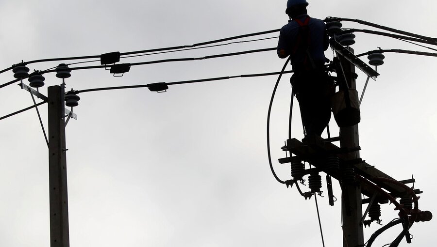 Municipalidad de La Reina inicia demanda colectiva contra Enel por cortes de luz durante las lluvias