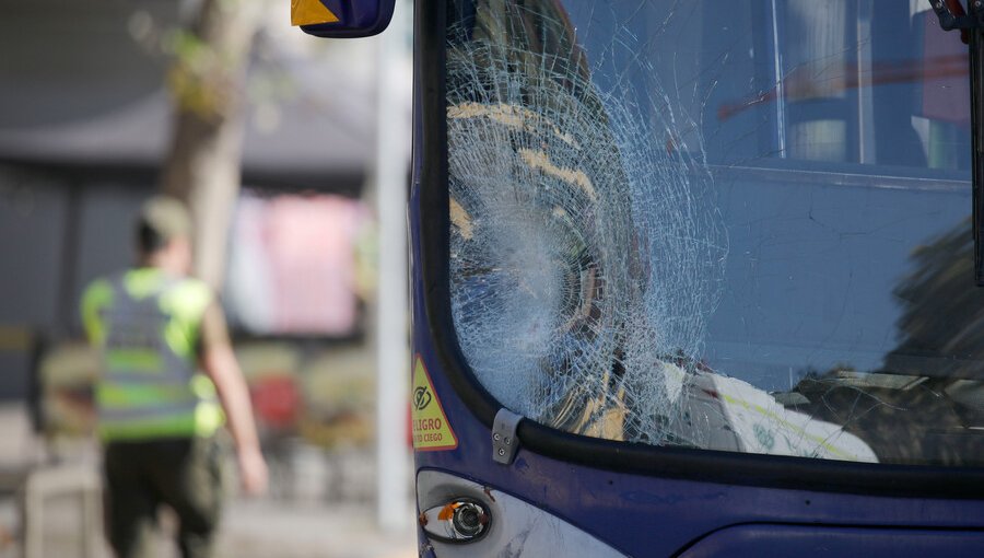 Abuela junto a sus dos nietos fueron atropellados por bus en Santiago centro: Dos afectados se encuentran en riesgo vital