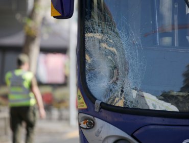Abuela junto a sus dos nietos fueron atropellados por bus en Santiago centro: Dos afectados se encuentran en riesgo vital