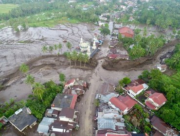 Torrentes de lava fría dejan al menos 43 muertos en Indonesia