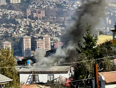 Incendio arrasa con una vivienda de material ligero en el sector alto de Viña del Mar