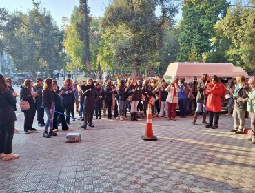 Trabajadores municipales a honorarios de San Felipe protestaron en el edificio consistorial por sueldos impagos de abril