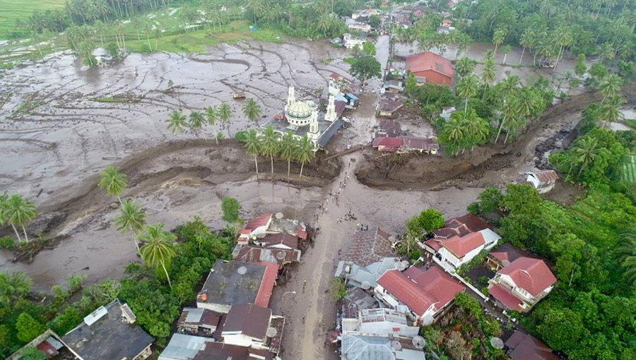 Torrentes de lava fría dejan al menos 43 muertos en Indonesia