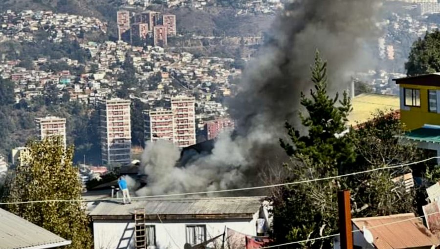 Incendio arrasa con una vivienda de material ligero en el sector alto de Viña del Mar